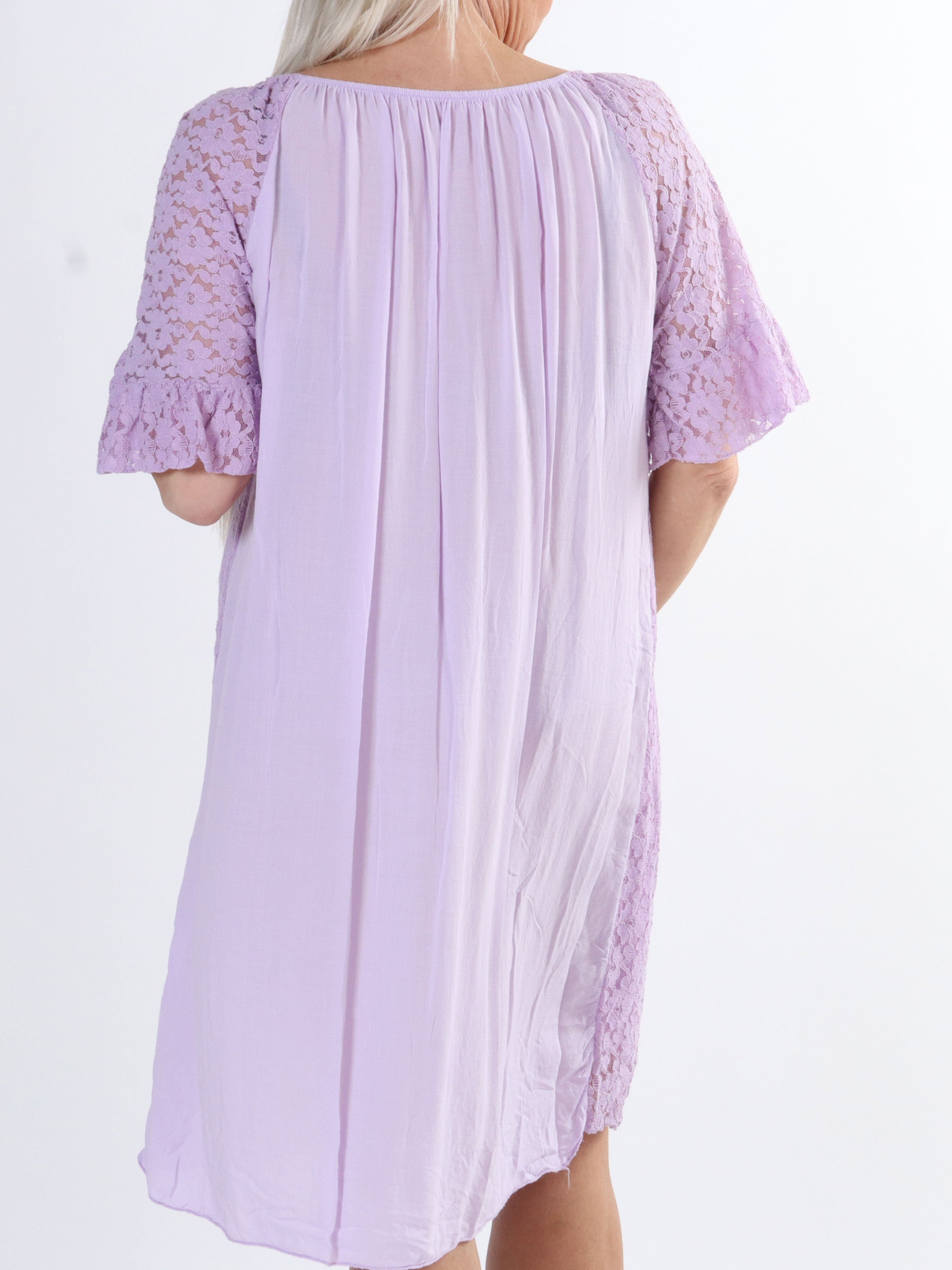 Arisha - Söt spetsklänning i stora storlekar